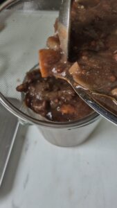 Vegane Bratensauce Vegane Sosse Schritt 33 Sauce Durch Sieb Giessen