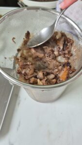 Vegane Bratensauce Vegane Sosse Schritt 35 Gemüse Durch Sieb Abgiessen