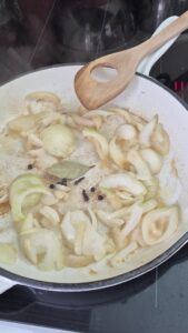 Vegane Bratensauce Vegane Sosse Schritt 4 Zwiebeln Und Pilze Anbraten
