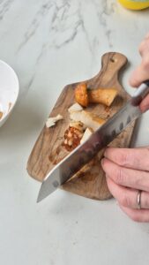 Vegane Bratensauce Vegane Sosse Schritt 5 Zwiebel Hacken Auf Brett