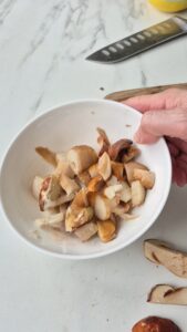Vegane Bratensauce Vegane Sosse Schritt 6 Pilze In Schüssel Schneiden