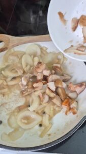 Vegane Bratensauce Vegane Sosse Schritt 8 Zwiebeln Und Pilze Anbraten